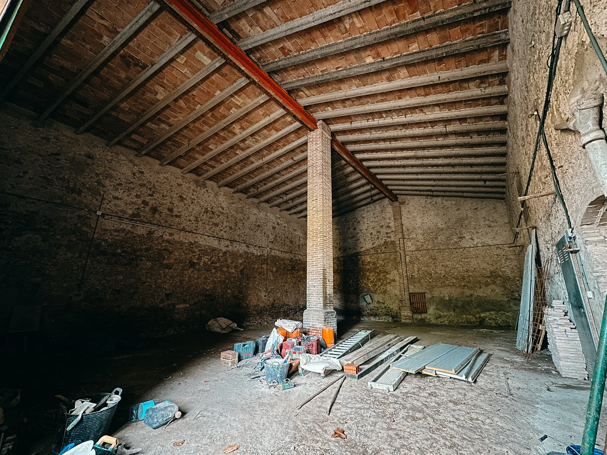 Interior original de uno de los antiguos graneros antes de la intervención